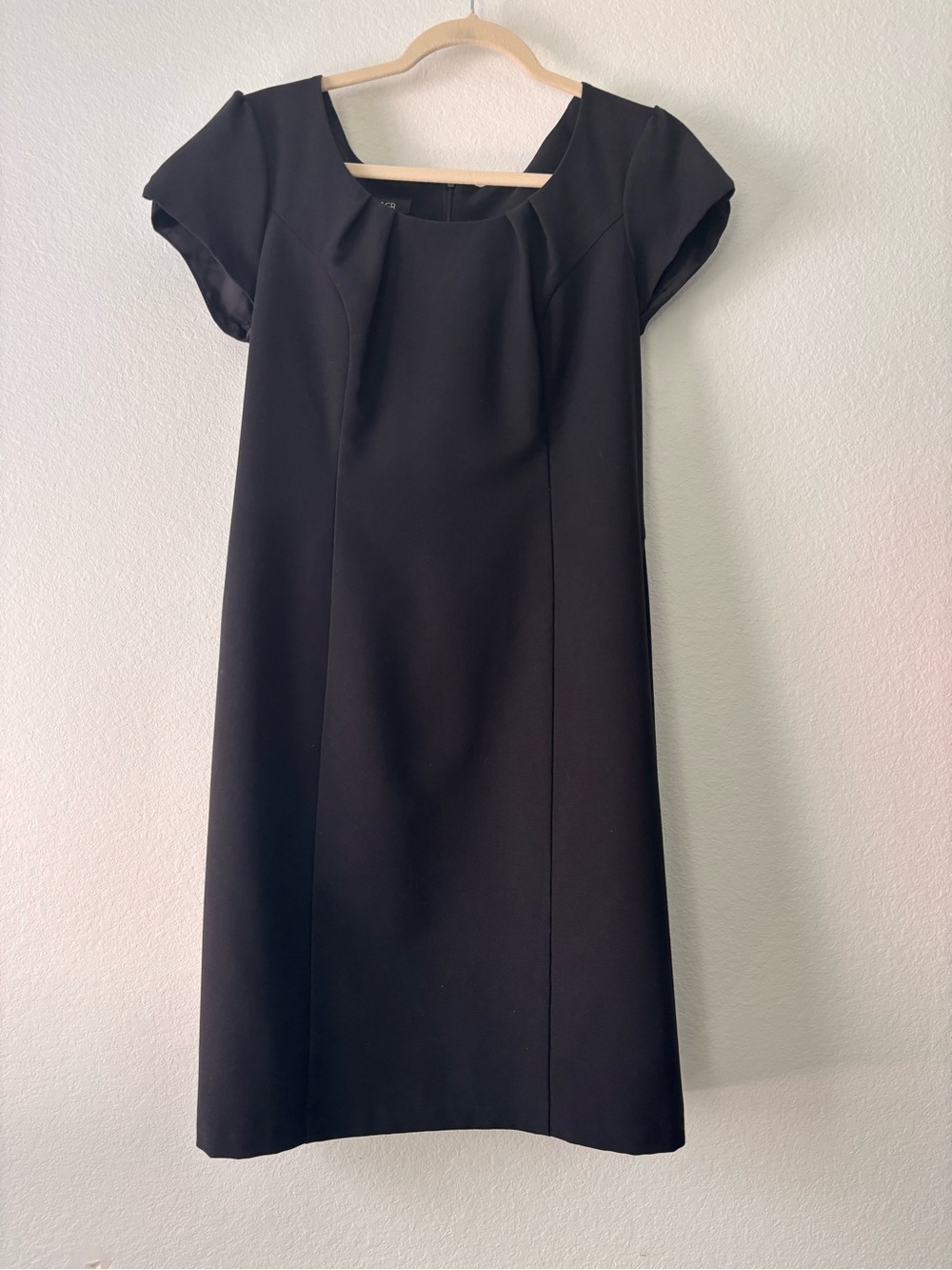 AGB Black Cap-Sleeve Shift Dress